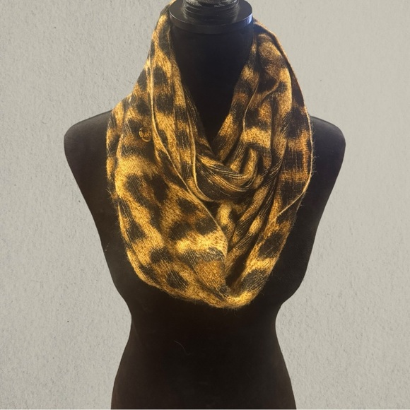 MICHAEL KORS INFINITY SCARF - Picture 1 of 3